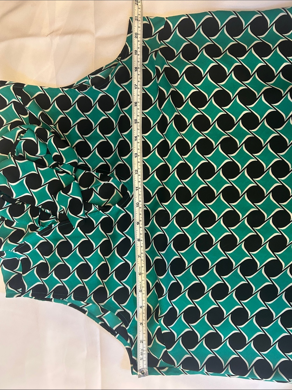 Halogen Green and Black Geometric Tie-Neck Sleeveless Top - Picture 6 of 7